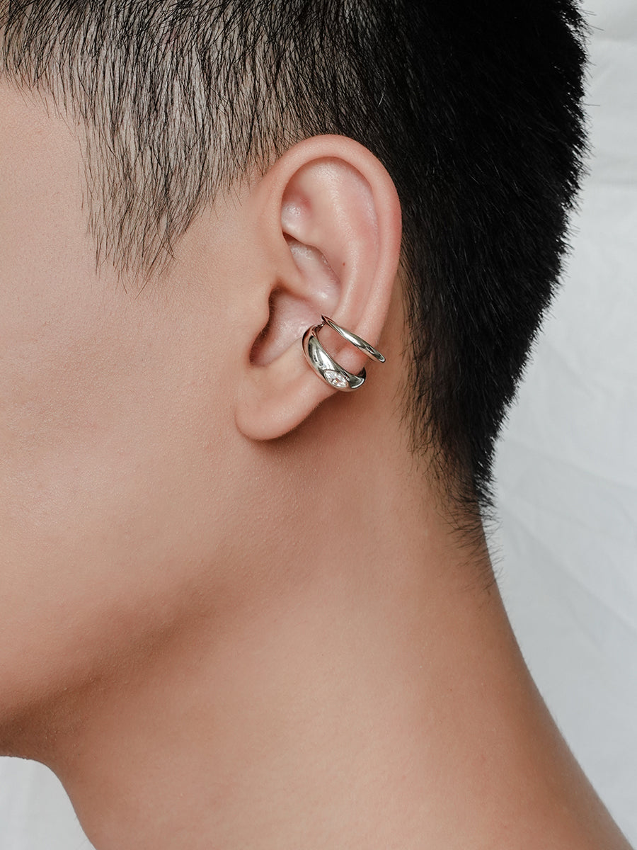 Arcenkelab Classic Ear Cuff in gold and silver finishes. This polished accessory offers versatile style, perfect for layering or solo wear.