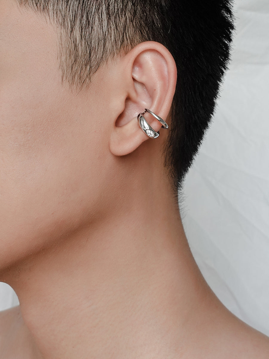 Arcenkelab Classic Ear Cuff in gold and silver finishes. This polished accessory offers versatile style, perfect for layering or solo wear.