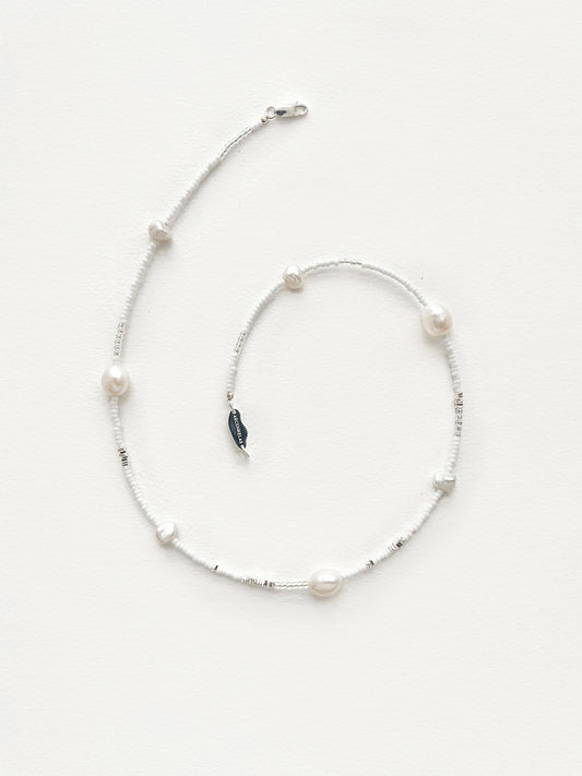 Arcenkelab's pearl necklace features natural pearls and 925 silver on a fine chain, offering understated elegance. Perfect for layering or solo wear, it adds a refined touch to everyday outfits.