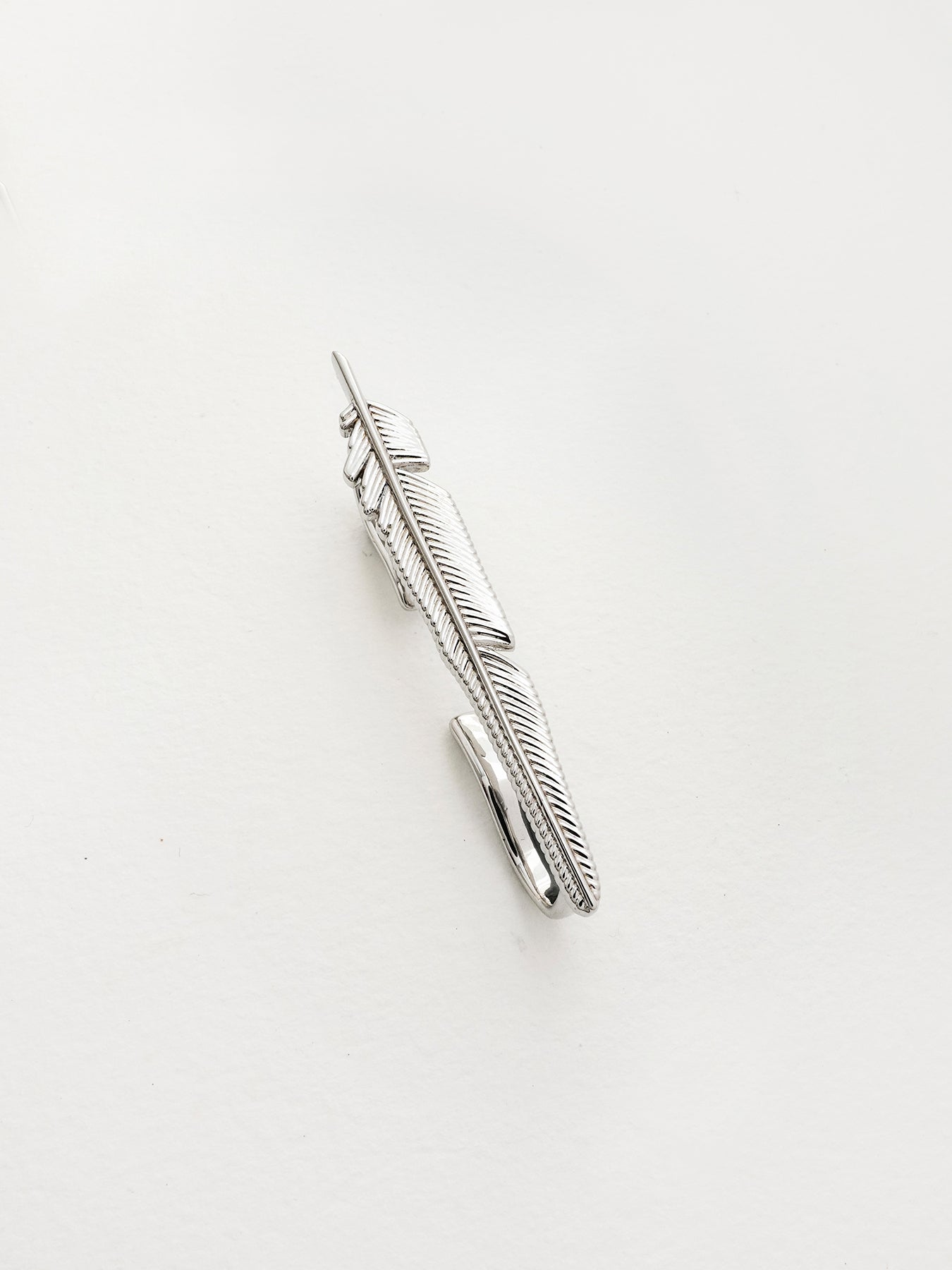 Arcenkelab Feather Ear Cuff in silver, featuring an avant-garde design that adds a unique touch to your jewelry collection.