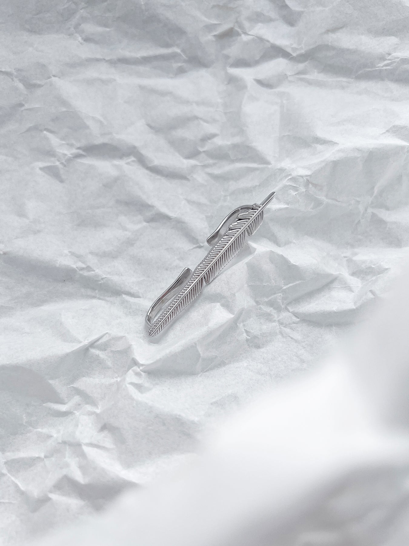 Arcenkelab Feather Ear Cuff in silver, featuring an avant-garde design that adds a unique touch to your jewelry collection.