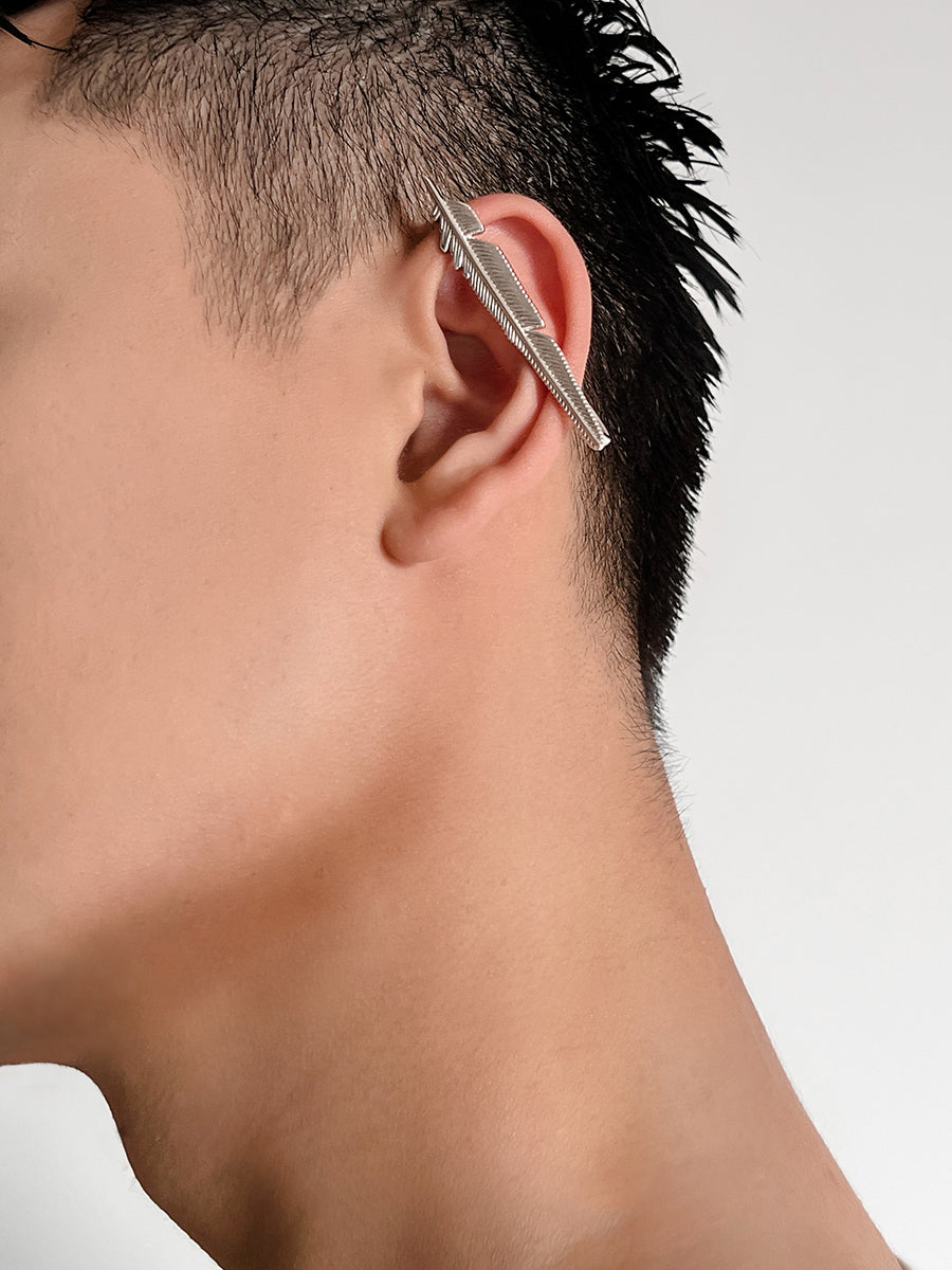 Arcenkelab Feather Ear Cuff in silver, featuring an avant-garde design that adds a unique touch to your jewelry collection.