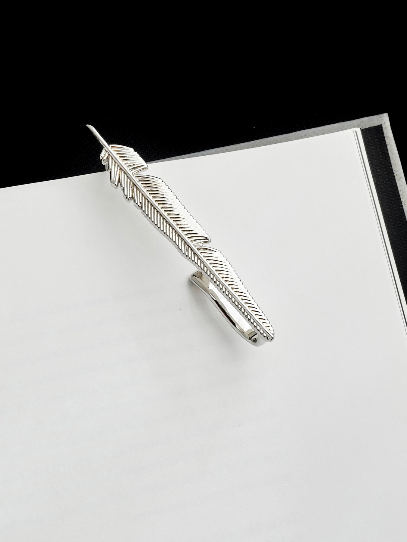 Arcenkelab Feather Ear Cuff in silver, featuring an avant-garde design that adds a unique touch to your jewelry collection.