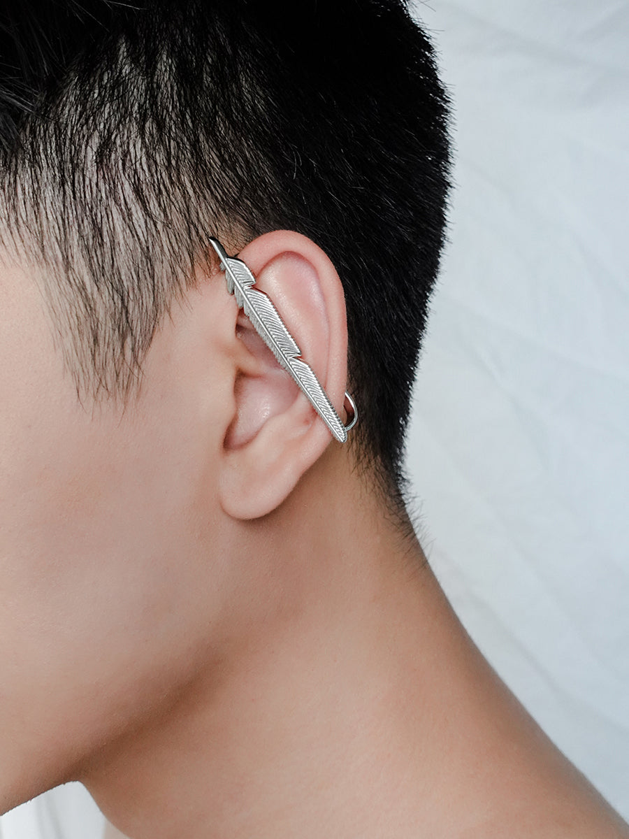 Arcenkelab Feather Ear Cuff in silver, featuring an avant-garde design that adds a unique touch to your jewelry collection.