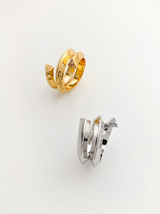 Arcenkelab Lumière Ring, a minimalist silver piece with sleek lines, is perfect for layering or wearing solo for a chic look.