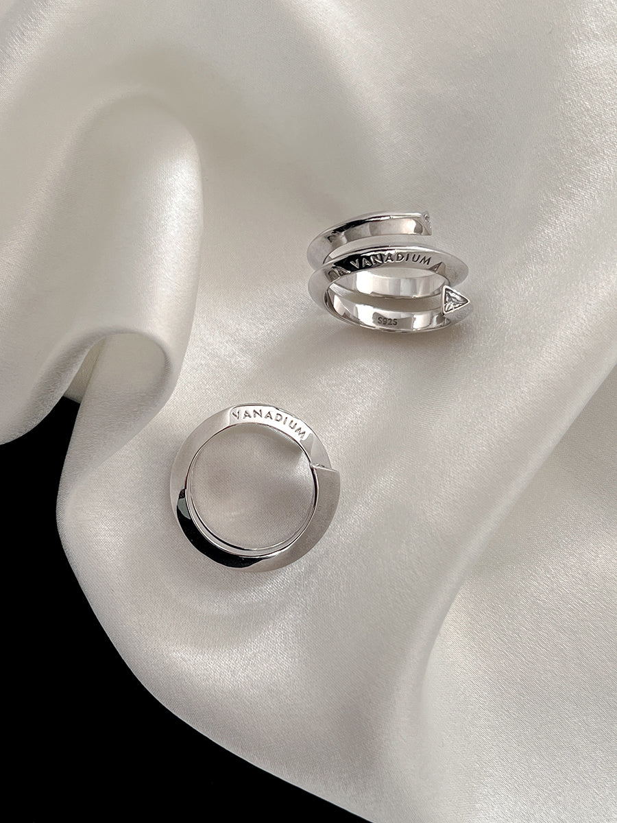Arcenkelab Lumière Ring, a minimalist silver piece with sleek lines, perfect for layering or wearing solo for a chic look.