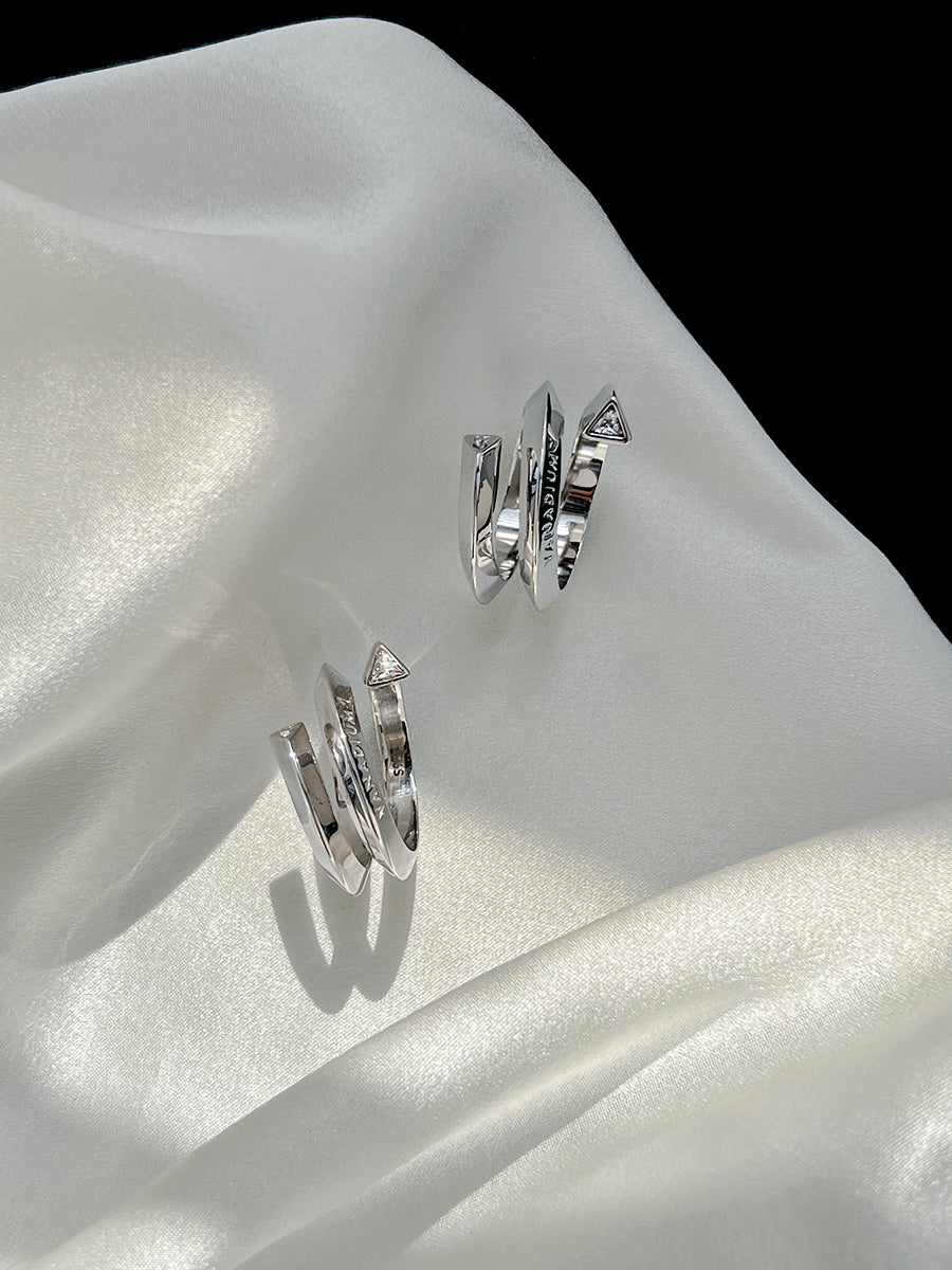 Arcenkelab Lumière Ring, a minimalist silver piece with sleek lines, perfect for layering or wearing solo for a chic look.