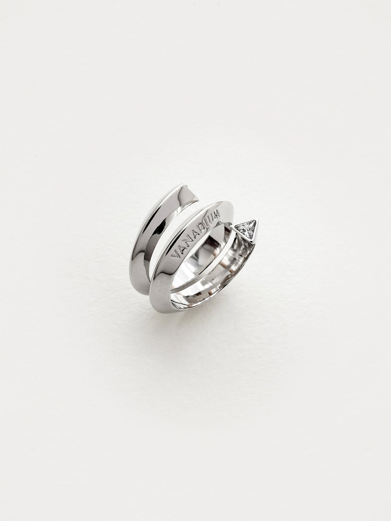 Arcenkelab Lumière Ring in polished 925 silver, featuring minimalist design and sleek lines, perfect for versatile styling.