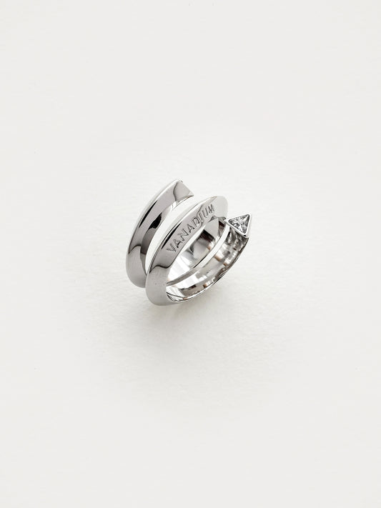 Arcenkelab Lumière Ring in polished 925 silver, featuring minimalist design and sleek lines, perfect for versatile styling.