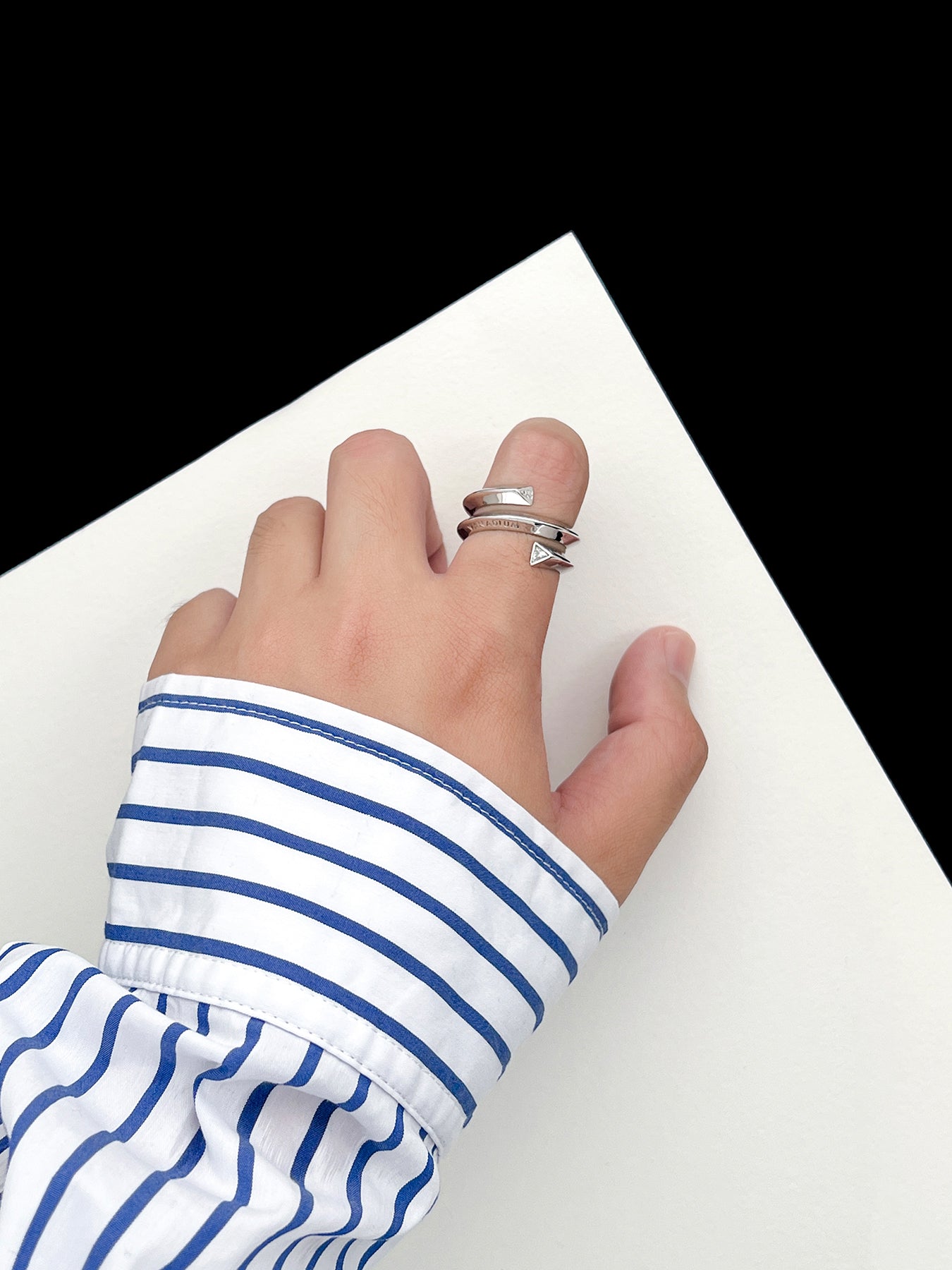 Arcenkelab Lumière Ring in polished 925 silver, featuring minimalist design and sleek lines, perfect for versatile styling.