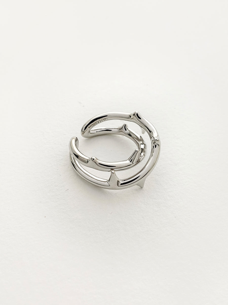 Arcenkelab Rose Thorn Ring in polished gold and silver, featuring thorn-inspired lines for a unisex, versatile accessory that elevates any outfit.