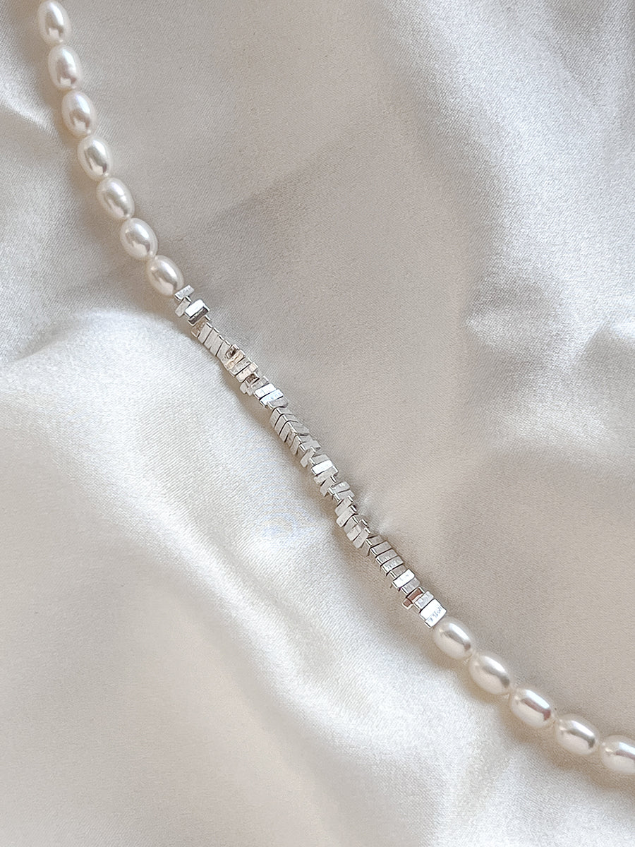 Arcenkelab Silver and Natural Pearl Necklace, featuring polished 925 silver with irregular geometric designs and minimalist pearls for a unisex, versatile accessory.
