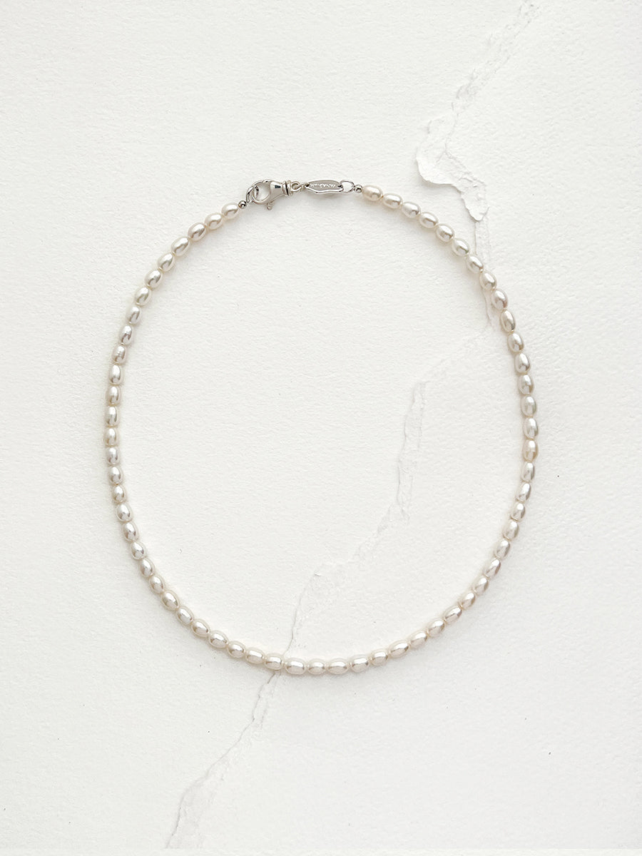 Arcenkelab Tiny Pearl Collar, featuring a minimalist design, unisex style, and a signature 925 silver clasp for a versatile and elegant look.