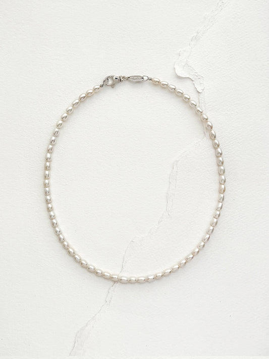 Arcenkelab Tiny Pearl Collar, featuring a minimalist design, unisex style, and a signature 925 silver clasp for a versatile and elegant look.