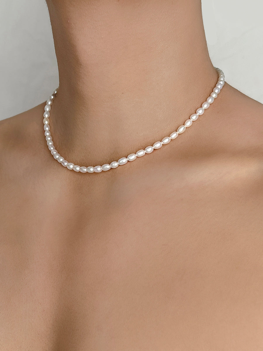Arcenkelab Tiny Pearl Collar, featuring a minimalist design, unisex style, and a signature 925 silver clasp for a versatile and elegant look.