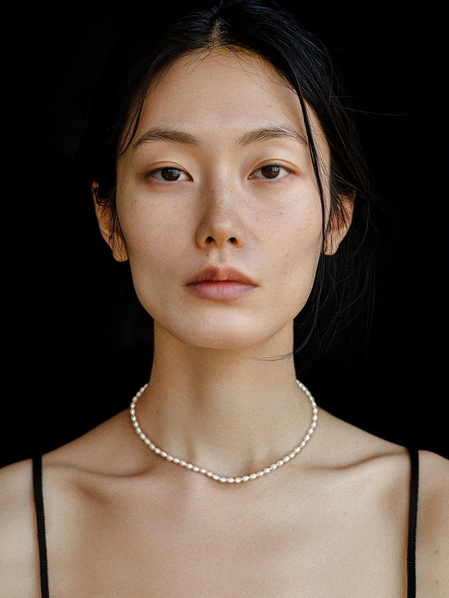 Arcenkelab Tiny Pearl Collar, featuring a minimalist design, unisex style, and a signature 925 silver clasp for a versatile and elegant look.