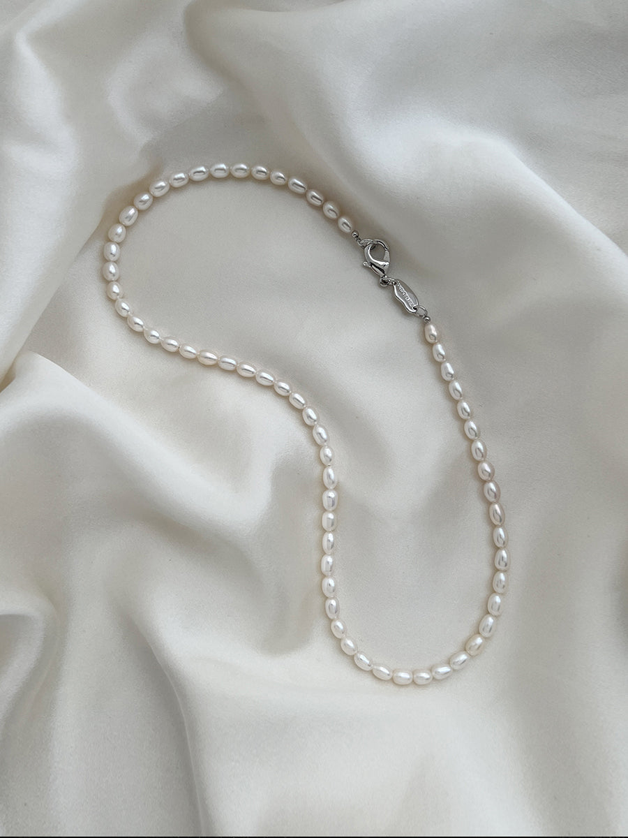 Arcenkelab Tiny Pearl Collar, featuring a minimalist design, unisex style, and a signature 925 silver clasp for a versatile and elegant look.