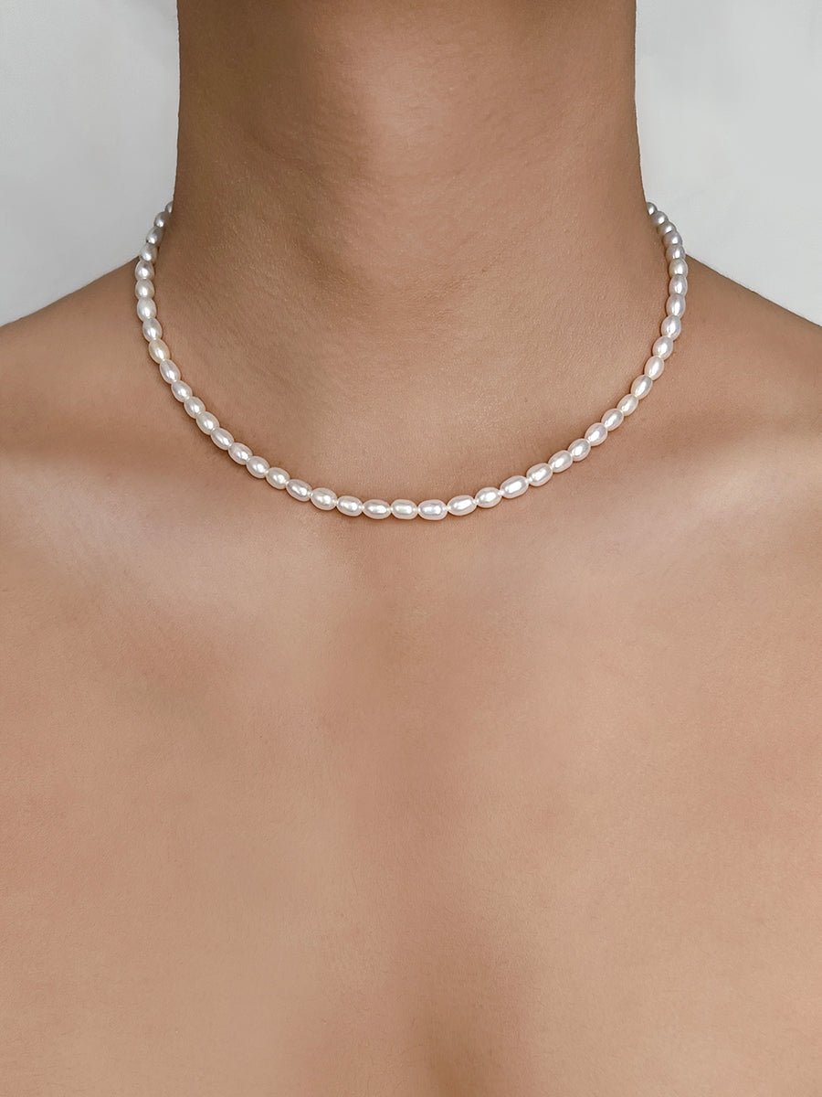 Arcenkelab Tiny Pearl Collar, featuring a minimalist design, unisex style, and a signature 925 silver clasp for a versatile and elegant look.